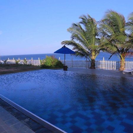 Peacock Beach Hotel Hambantota Buitenkant foto