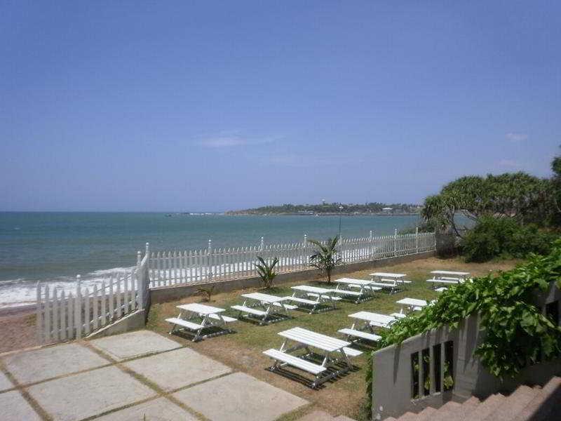 Peacock Beach Hotel Hambantota Buitenkant foto
