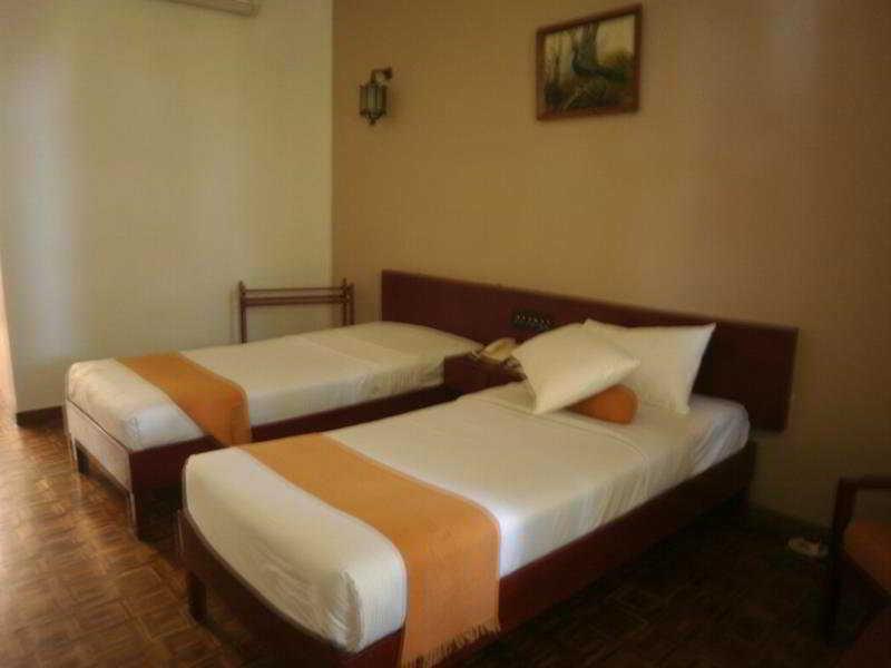 Peacock Beach Hotel Hambantota Buitenkant foto