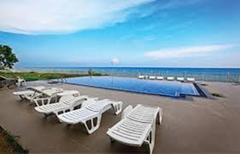 Peacock Beach Hotel Hambantota Buitenkant foto