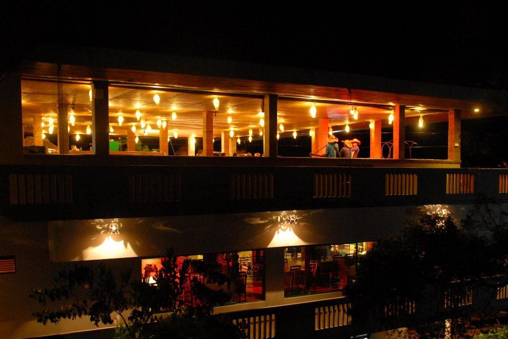 Peacock Beach Hotel Hambantota Buitenkant foto