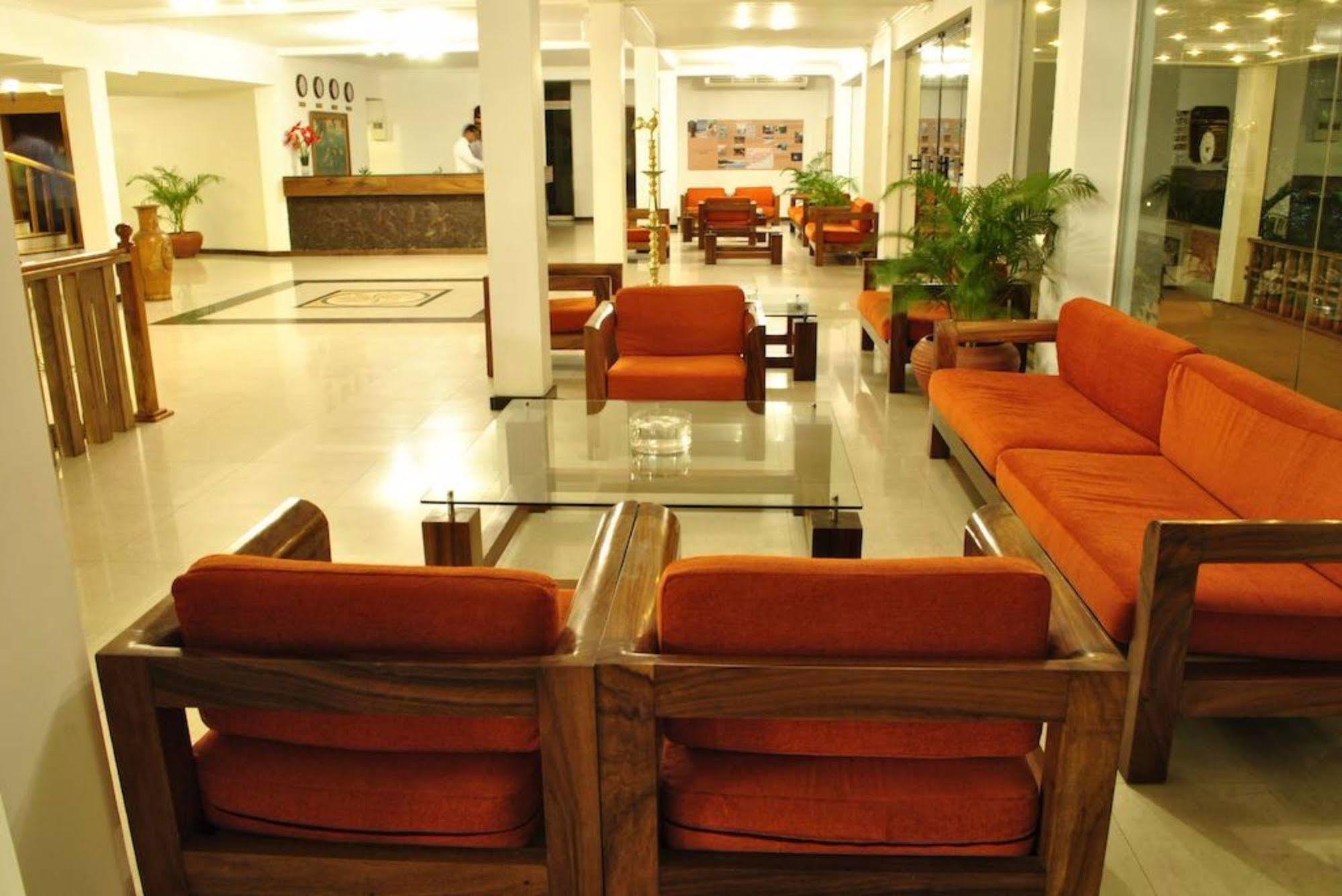 Peacock Beach Hotel Hambantota Buitenkant foto