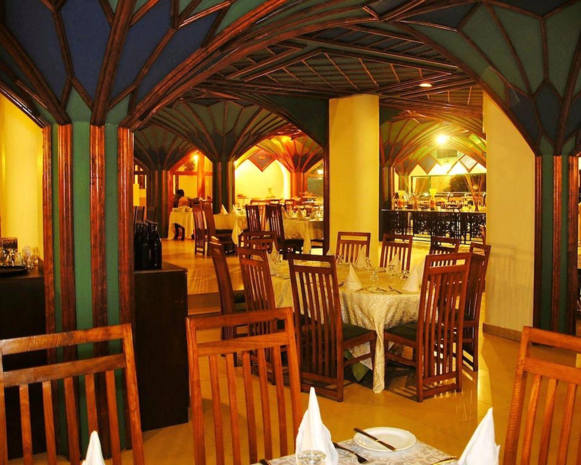 Peacock Beach Hotel Hambantota Buitenkant foto