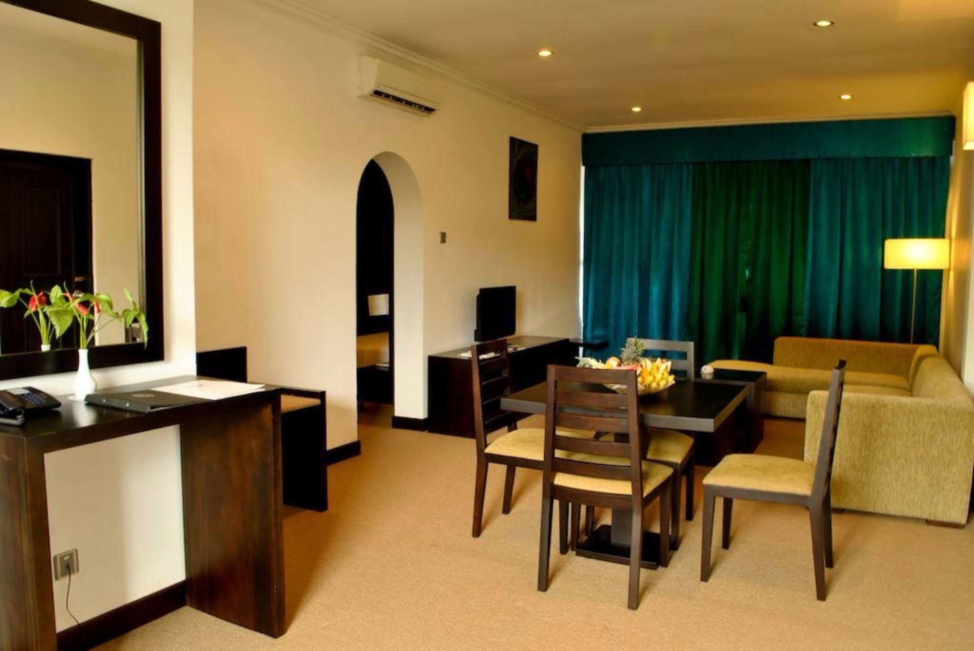 Peacock Beach Hotel Hambantota Buitenkant foto
