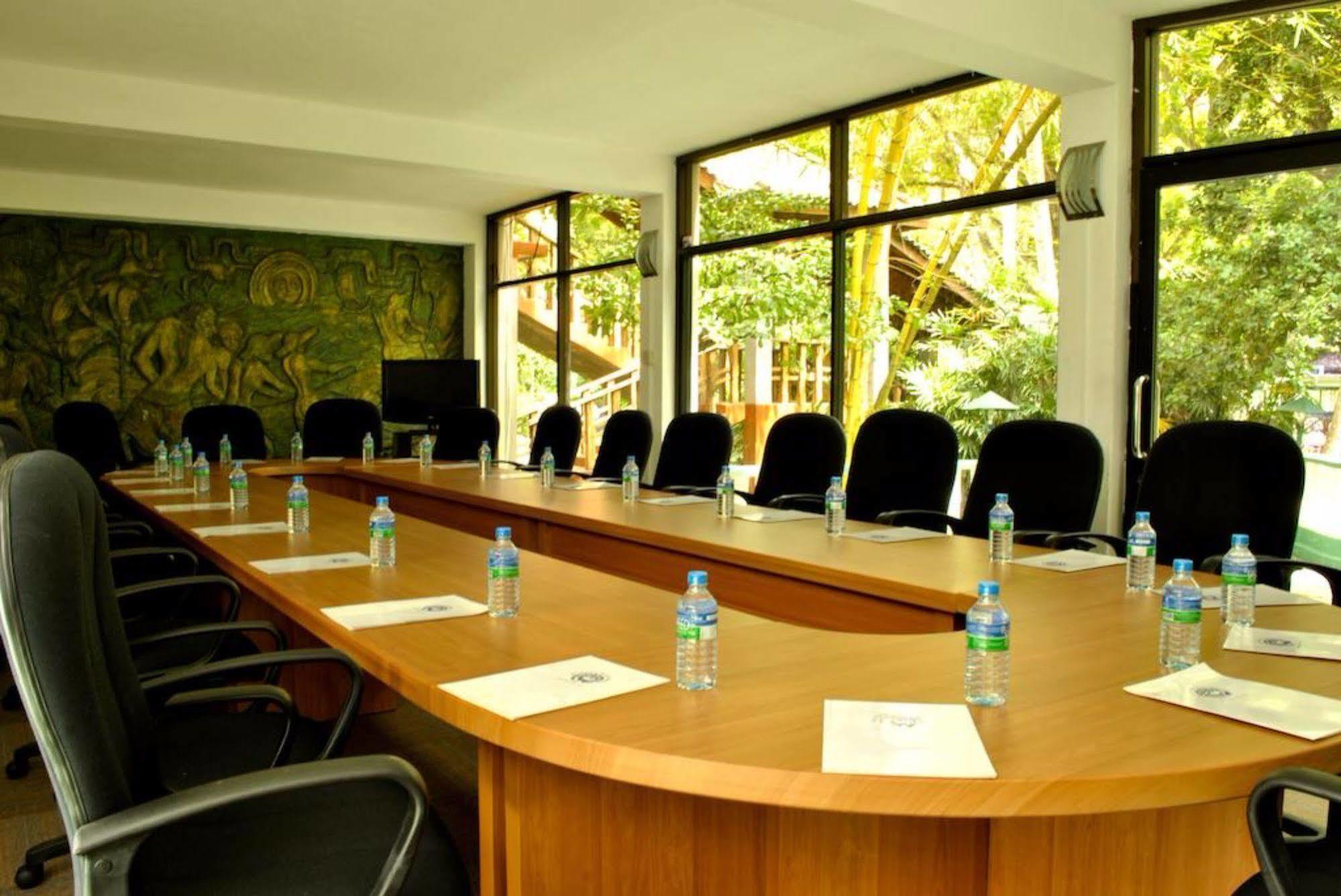 Peacock Beach Hotel Hambantota Buitenkant foto