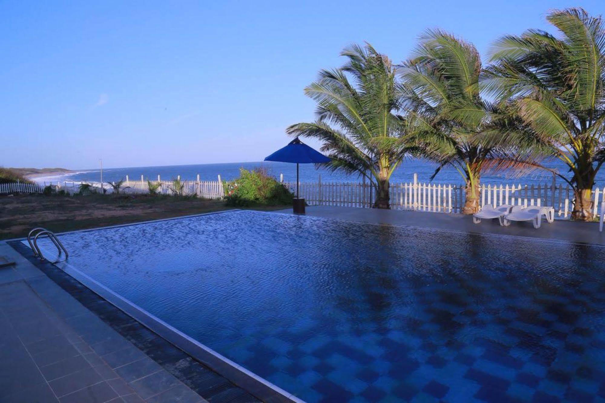 Peacock Beach Hotel Hambantota Buitenkant foto