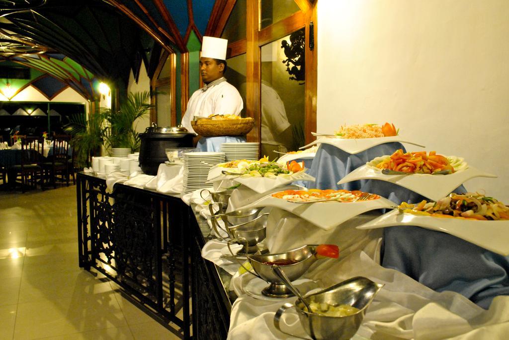 Peacock Beach Hotel Hambantota Buitenkant foto