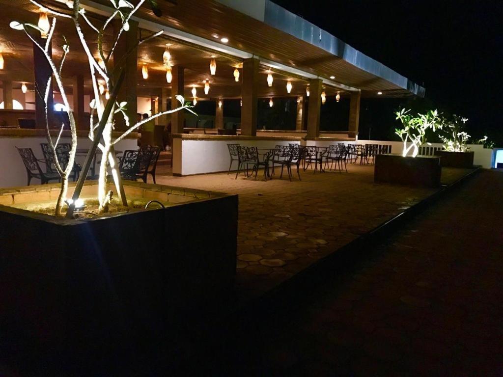 Peacock Beach Hotel Hambantota Buitenkant foto