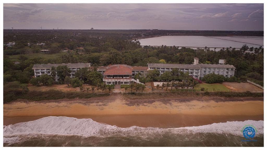 Peacock Beach Hotel Hambantota Buitenkant foto
