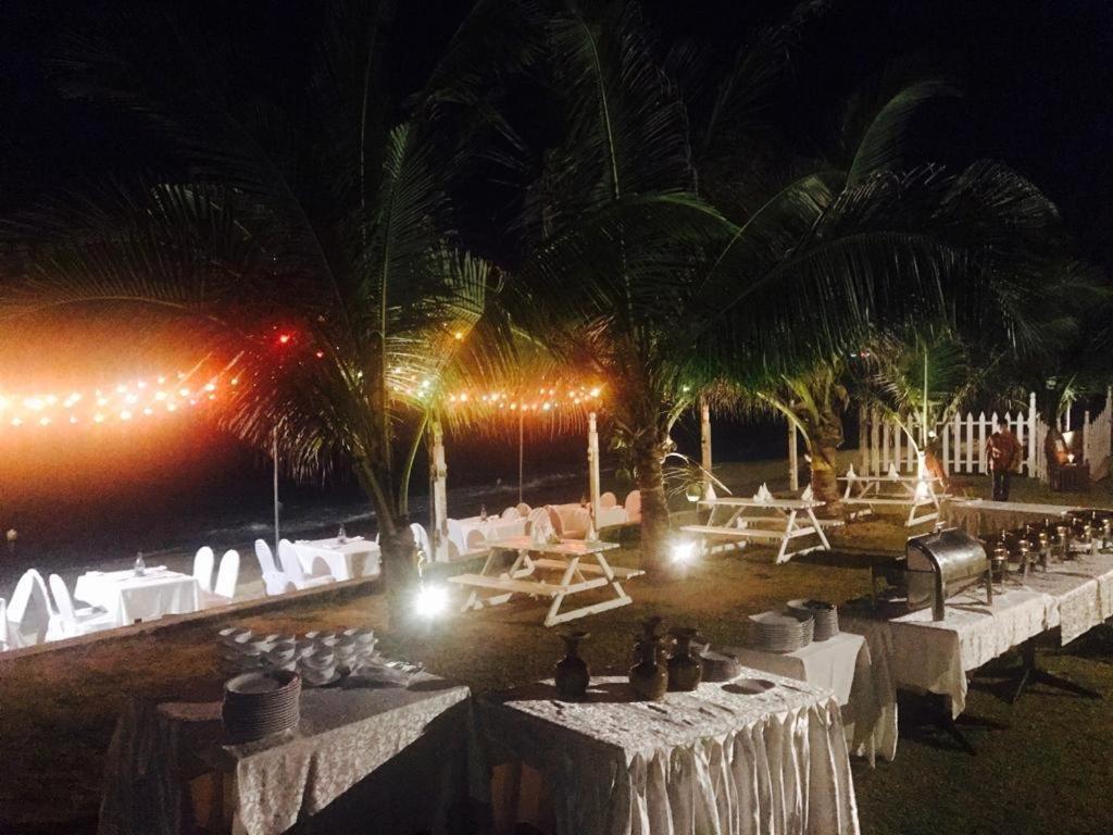 Peacock Beach Hotel Hambantota Buitenkant foto