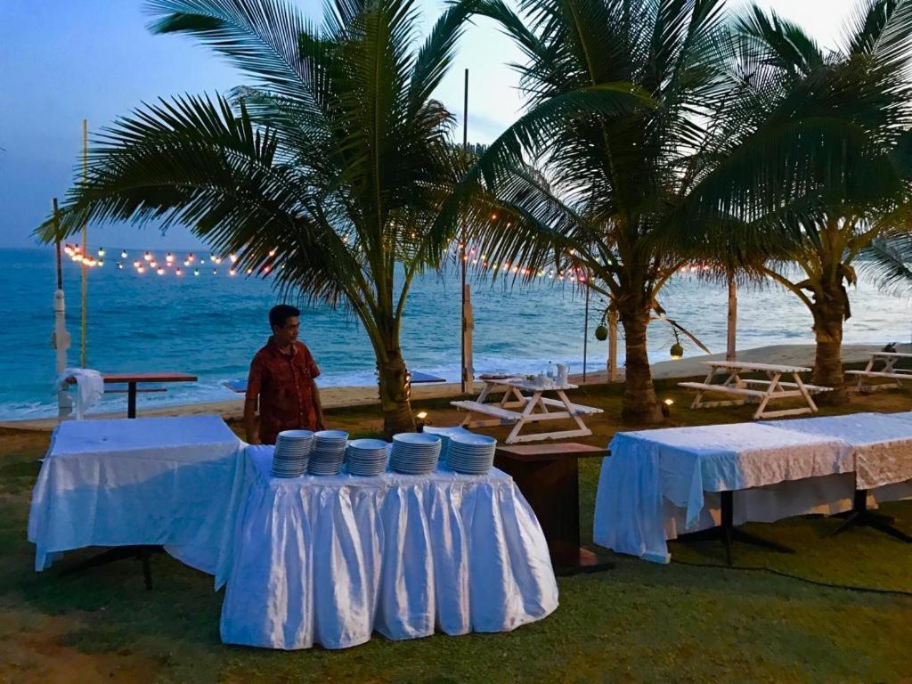 Peacock Beach Hotel Hambantota Buitenkant foto