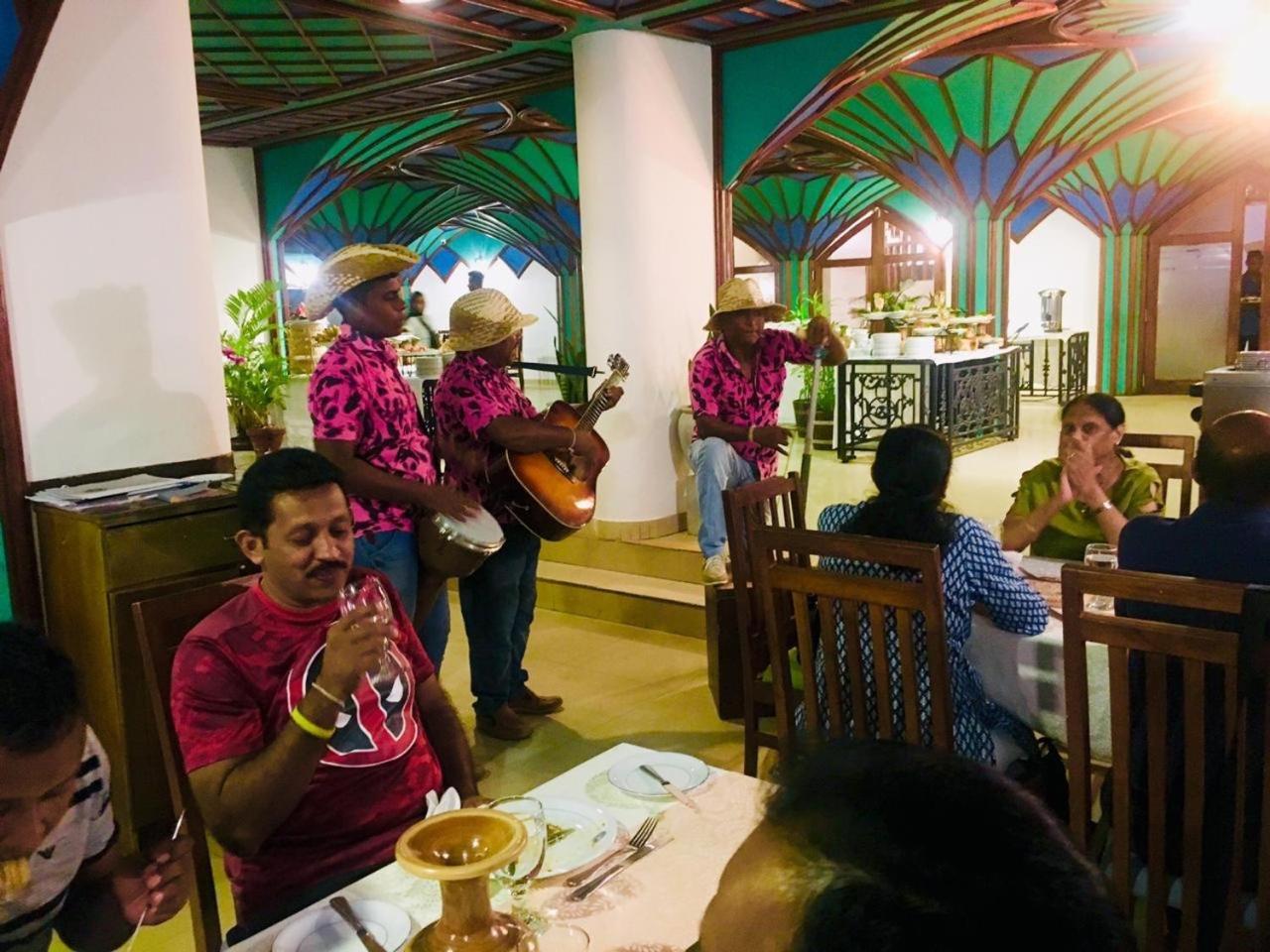 Peacock Beach Hotel Hambantota Buitenkant foto