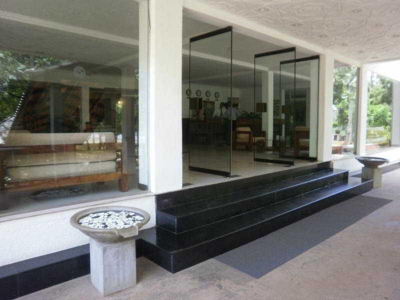 Peacock Beach Hotel Hambantota Buitenkant foto